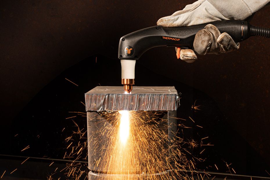 hand cutting of a thick steel plate with thermacut plasma torch